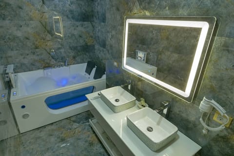 Luxury Triple Room | Bathroom | Bathrobes, slippers