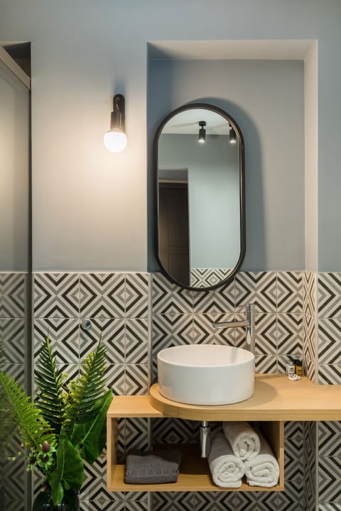 Shower, hydromassage showerhead, free toiletries, hair dryer