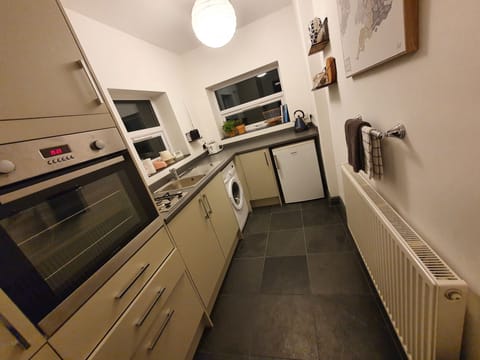 Cottage | Private kitchen | Fridge, microwave, oven, stovetop