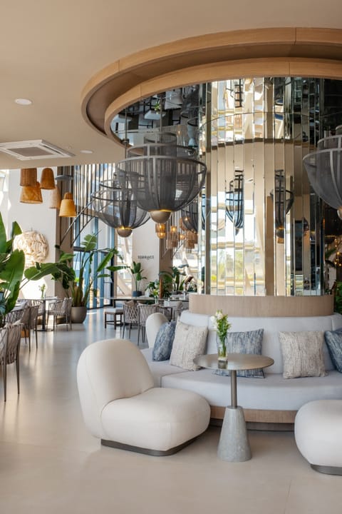 5 bars/lounges, beach bar