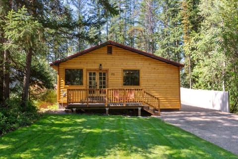 Beautiful cabin located in the West Glacier Village