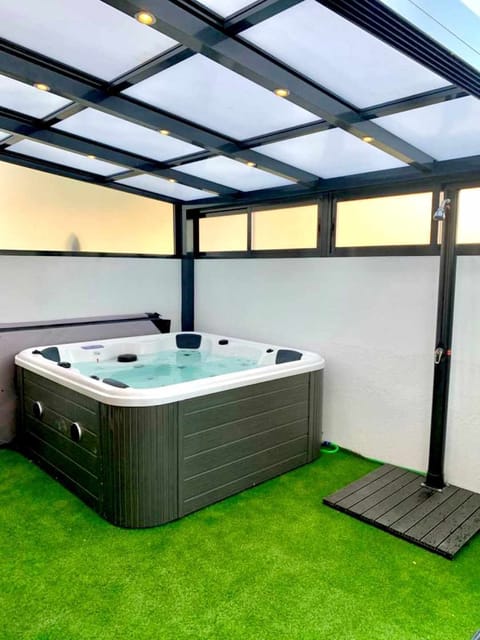 Indoor spa tub