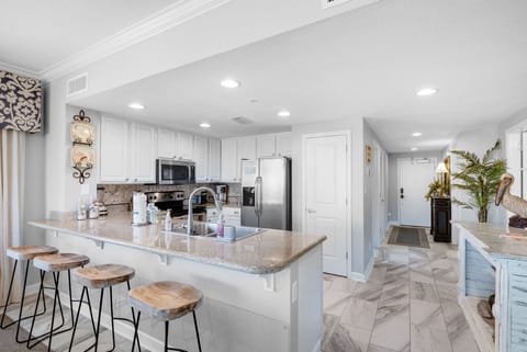 Eat-in bar over looking the kitchen