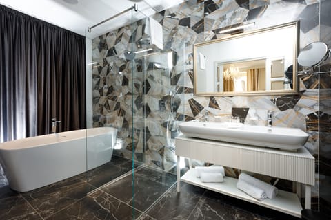 Executive Studio Suite | Bathroom | Free toiletries, hair dryer, bathrobes, slippers