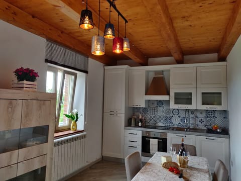 Spacious and bright with a dining table