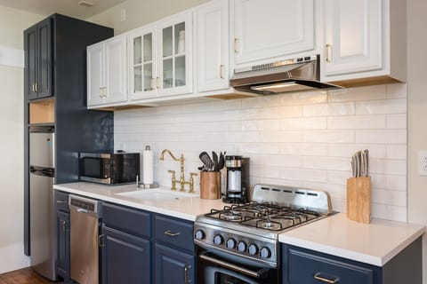 Fully Equipped Kitchen w/ Gas Range