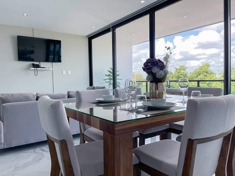 6 people dinning table facing the caribean nature