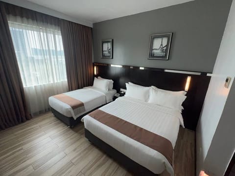 Deluxe Triple Room | In-room safe, desk, soundproofing, iron/ironing board