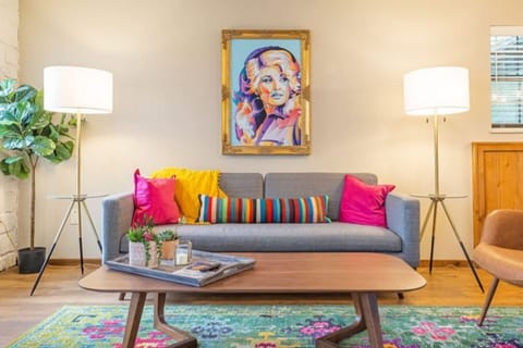 Dolly living room vibes!