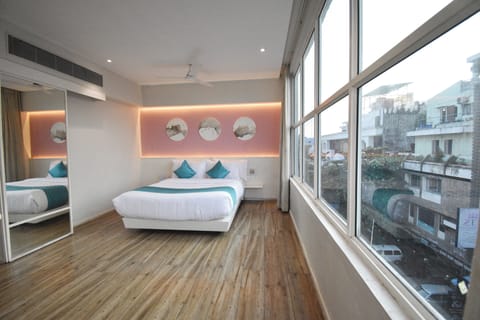 Executive Room | Desk, laptop workspace, free WiFi, bed sheets