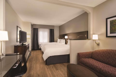 1 bedroom, desk, iron/ironing board, free cribs/infant beds