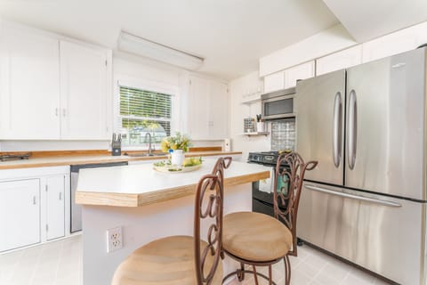 Kitchen with refrigerator/freezer, oven, microwave, and dishwasher.