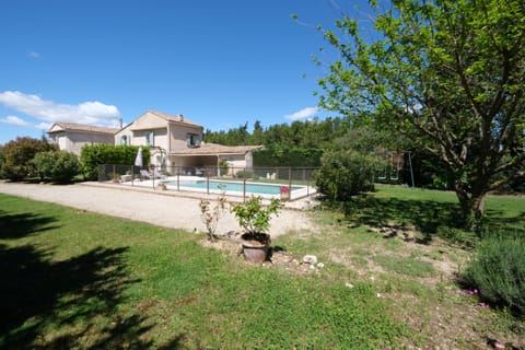 CARPENTRAS vacation rental, Provençal farmhouse to rent with all comfort and garden. 4 people. Online reservation with Plaisirs & Maisons de Provence