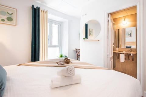 Comfort Room, 1 Queen Bed, City View | Individually decorated, individually furnished, free WiFi, bed sheets