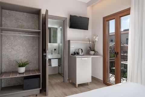 Superior Room | Hypo-allergenic bedding, in-room safe, soundproofing, iron/ironing board