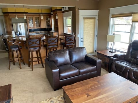 Living room with views and breadfast bar 1