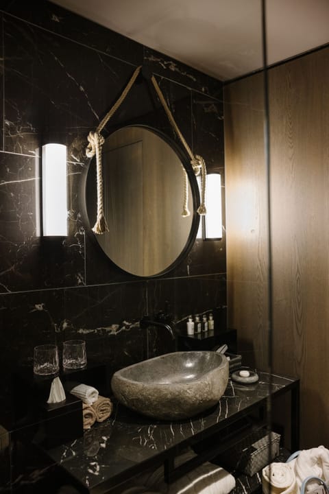 Shower, hair dryer, bathrobes, slippers