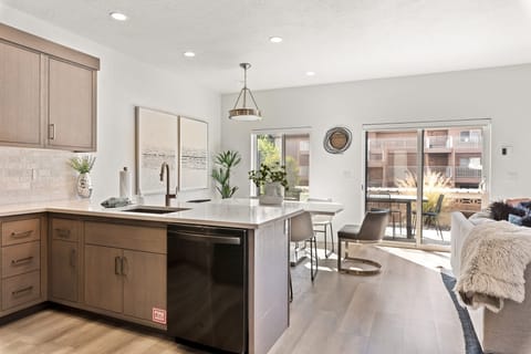 Townhome, 5 Bedrooms | Private kitchen | Fridge, oven, coffee/tea maker, toaster