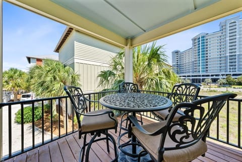 Lil J's Getaway Front Deck