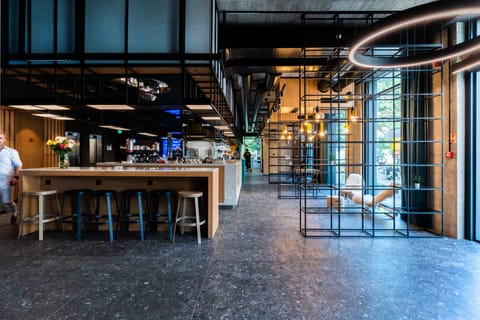 2 bars/lounges, cocktail bar, lobby lounge