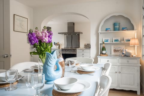 Neptune House, Wells-Next-the-Sea: Dining room looking through to the kitchen