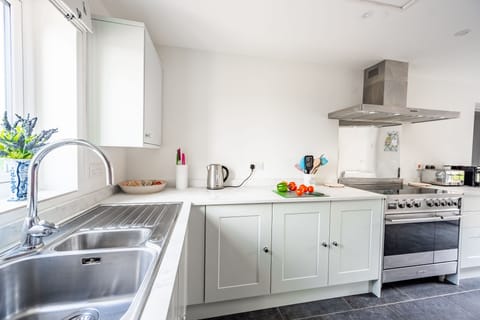 Ground floor: Well-equipped kitchen