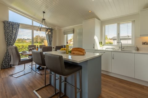 Take a seat at the breakfast bar for a quick snack