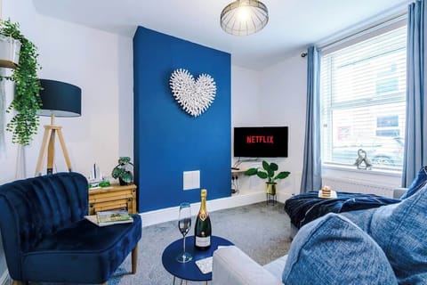 Spacious living room with a double sofa bed and Smart TV with Netflix.