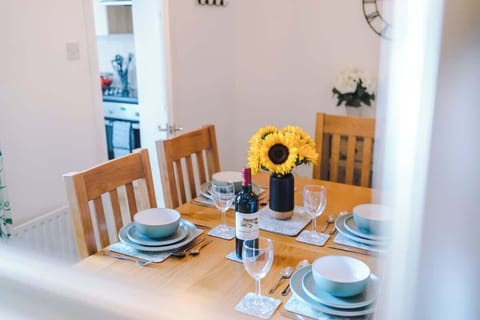 Large dining room with a table which can comfortably seat 6 people, perfect for an evening meal with friends or family.