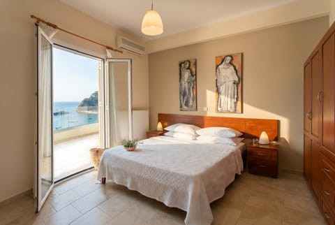 Platakia blu apartment 02 primary bedroom sea view