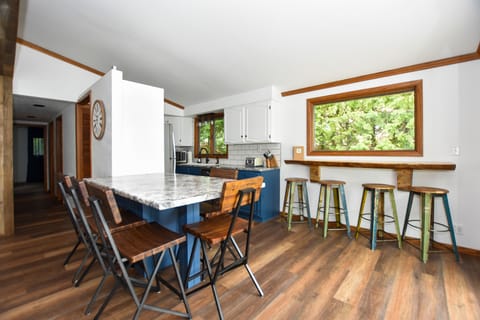 Island and Breakfast Bar