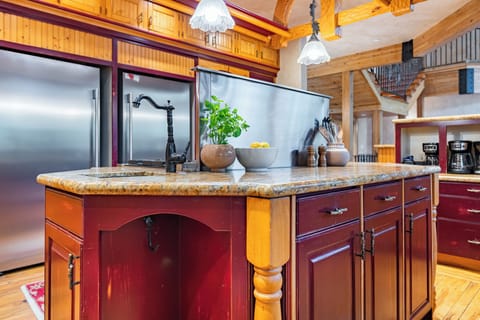Spacious kitchen island, ideal for meal prepping.