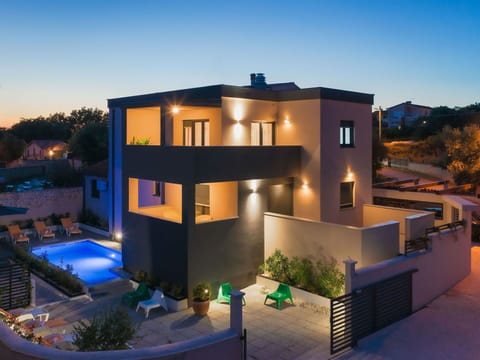 Property, Plant, Building, Tree, Azure, Sky, Urban Design, Window, Residential Area, Landscape