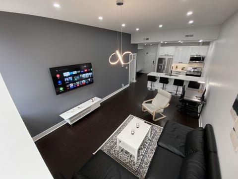 Main Overview of the Condo, High 11' Ceiling, Modern Design