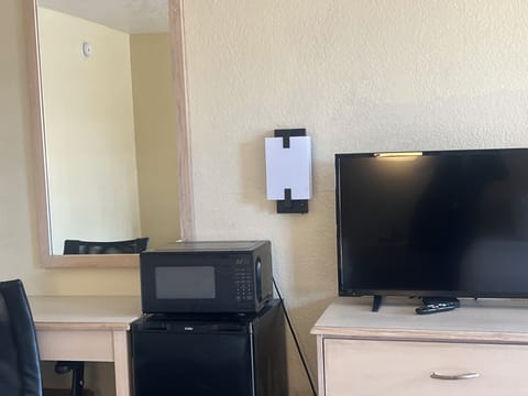 King Bed, Non-Smoking, Refrigerator, Microwave | Blackout drapes, soundproofing, free WiFi, bed sheets