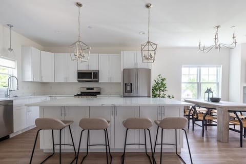 Fully equipped kitchen, island with seating