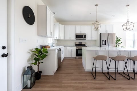 Fully equipped kitchen, island with seating