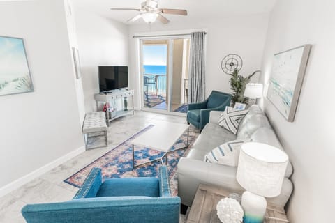 Beachfront living room and balcony, 50" smart tv with Hulu, Disney+ and ESPN+