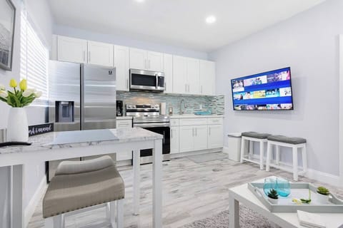 Beautiful, sparkling and remodeled by one of the top designers in Florida.
Warm, cozy, clean and practical. Open kitchen design. Smart TV , directional and cozy couch. Loaded with cooking-ware. 