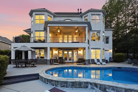 Welcome to FireFly Cove- 5 bedrooms, sleeps 14!