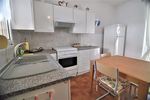 Family House | Private kitchen | Full-size fridge, oven, espresso maker, coffee/tea maker