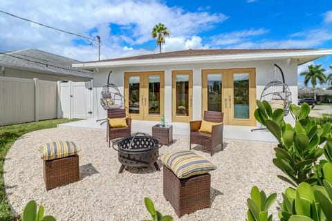 Welcome to The Vandy! A beachy home with funky art, a NEW fire pit, & LOCATION!