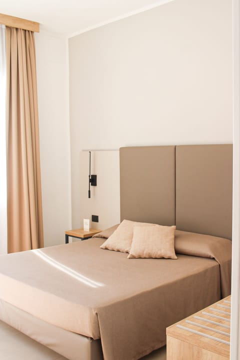 Standard Quadruple Room | Minibar, in-room safe, free WiFi, bed sheets