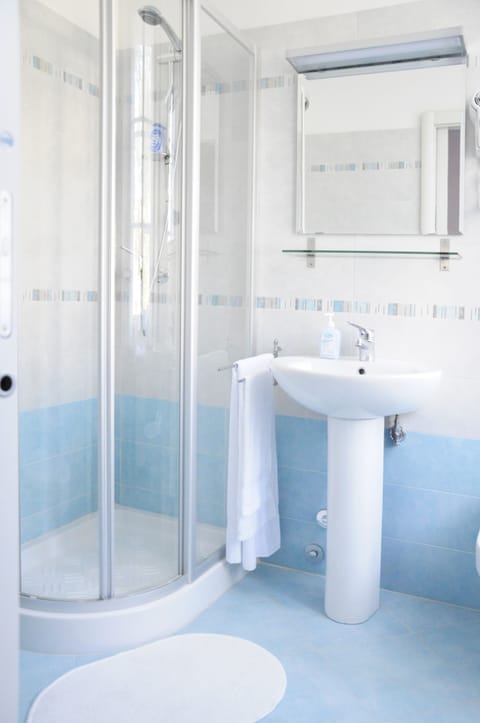 Double or Twin Room, Ensuite | Bathroom | Shower, free toiletries, hair dryer, bidet