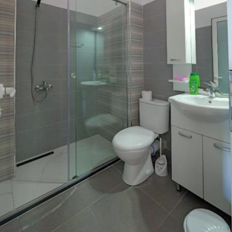 Triple Room, Garden View | Bathroom | Towels