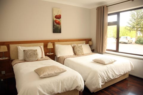 Family Room, Ensuite | 1 bedroom, premium bedding, laptop workspace, iron/ironing board