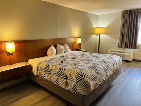 WiFi (free), bed sheets