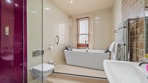 Hurlstone Suite | Bathroom | Free toiletries, hair dryer, towels, soap