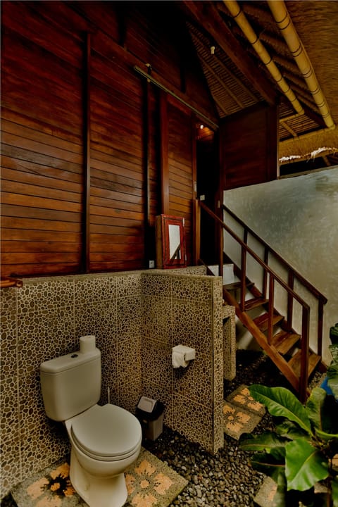 Deluxe Bungalow | Bathroom | Shower, free toiletries, towels
