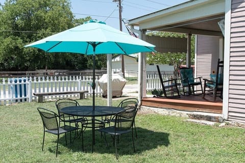 Outdoor dining/seating
